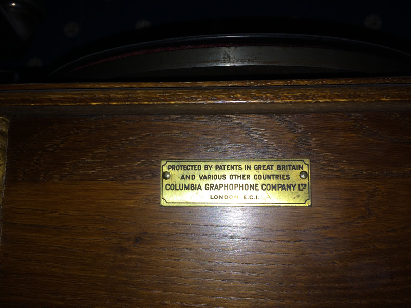 Columbia torvigramofoni 1900 alusta.
